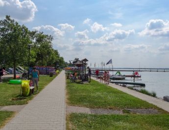 Bezártak több strandot is a Velencei-tónál